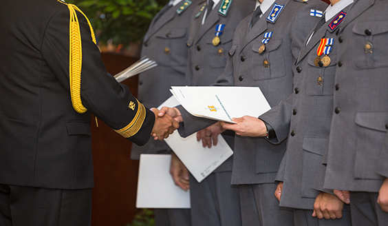 Sotilaita vastaanottamassa tutkintotodistuksia.